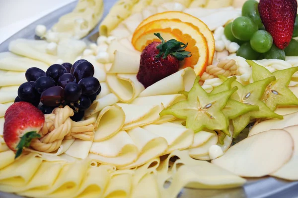 Garniertes Gericht - Käse, Früchte — Stockfoto