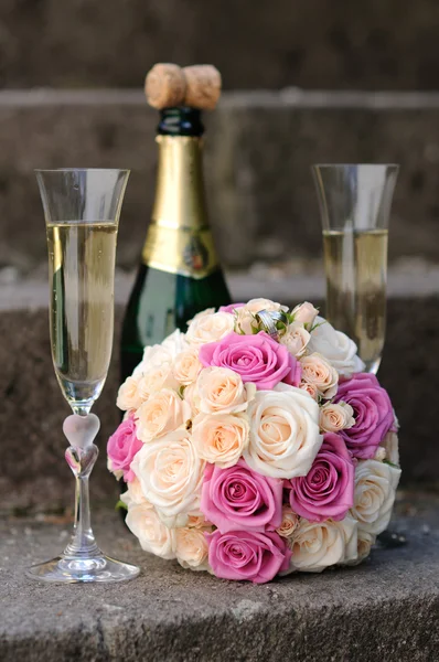 Свадебный букет белых и розовых роз с обручальными кольцами — стоковое фото