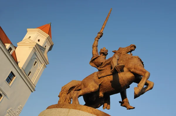 Estatua del rey Svatopluk en el castillo de Bratislava — Foto de Stock