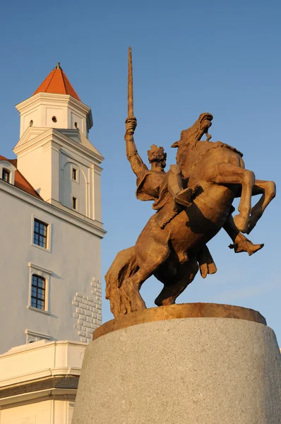 Estátua do rei Svatopluk no castelo de Bratislava — Fotografia de Stock