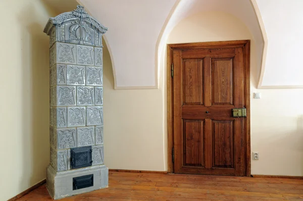 Stará kachlová kamna s původní dveře — Stock fotografie