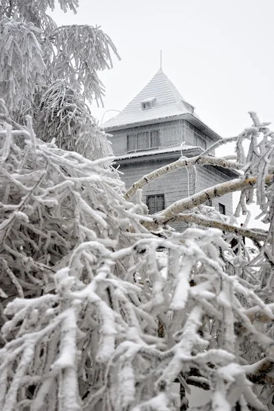 A hegyen a téli sitno megfigyelési kunyhó — Stock Fotó