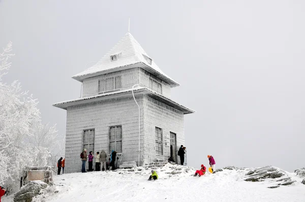Спостереження hut на пагорбі в зимовий Sitno — стокове фото