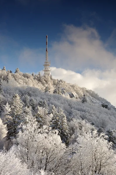 在冬季风景电视发射机 sitno — 图库照片