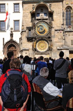 turist ve Prag astronomik saat