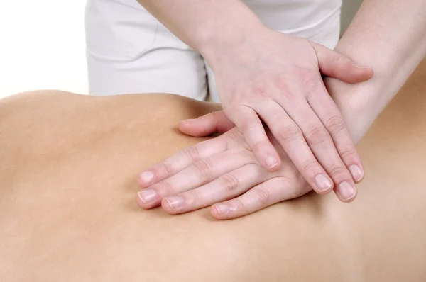Massagem nas costas a jovem mulher — Fotografia de Stock