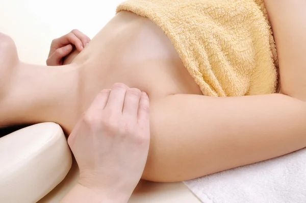 Massageie a clavícula, uma jovem isolada no fundo branco — Fotografia de Stock