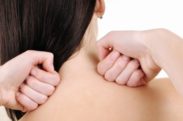 El masaje de cuello - una mujer joven — Foto de Stock