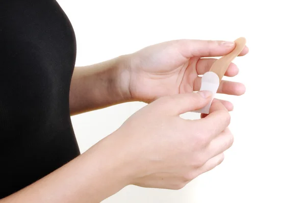 Remendo de gesso para cortes de dedo, isolado em branco — Fotografia de Stock
