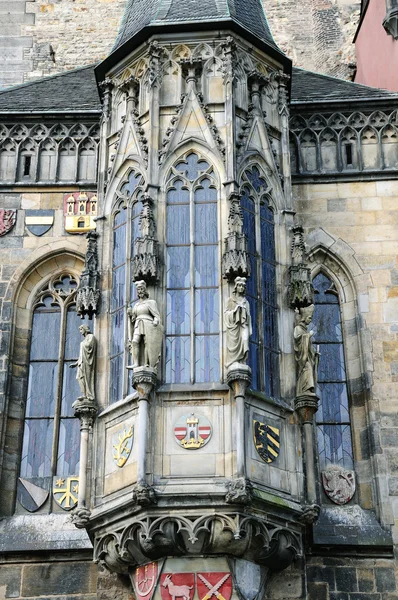 Detail-windows en standbeeld oude stadhuis, Praag — Stockfoto