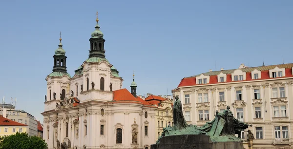 Kościół św Mikołaja Praga i jan hus memorial — Zdjęcie stockowe