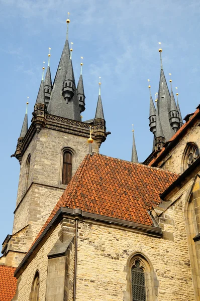 古い町の広場にプラハのペンションティン教会 — ストック写真