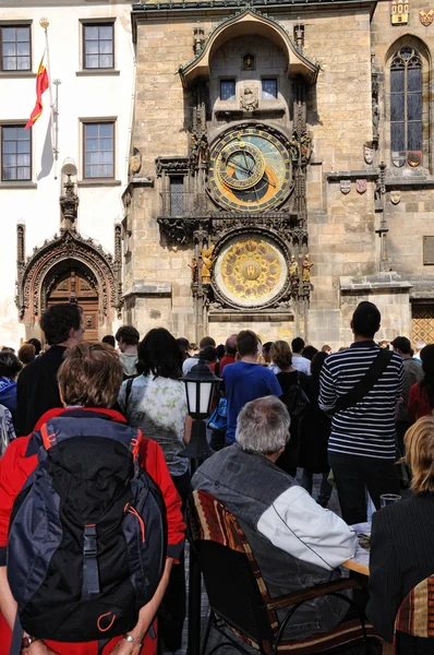 Turist ve Prag astronomik saat — Stok fotoğraf