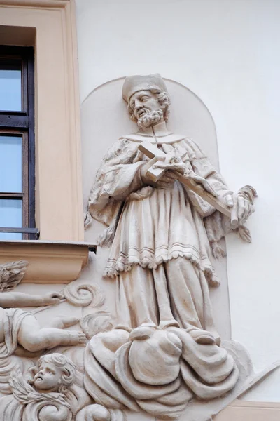 Sculptuur van de Heilige op de muur door het venster — Stockfoto