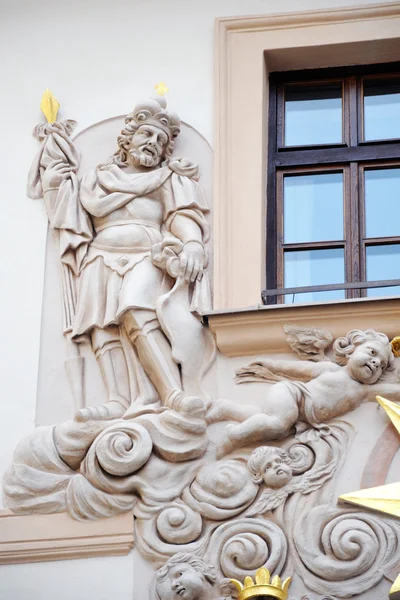 Rzeźba Świętego na ścianie przy oknie — Zdjęcie stockowe