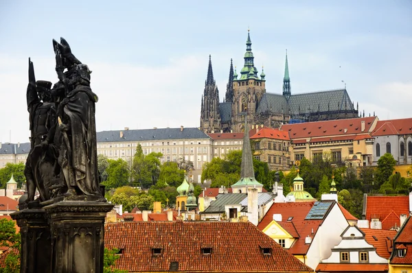 Die Prager Burg und die Karlsbrücke — Stockfoto
