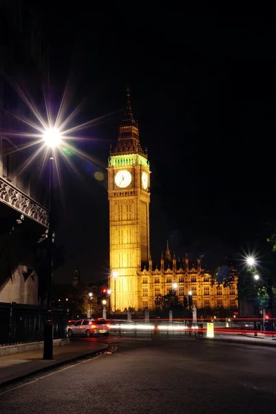Palais de Westminster à partir de Westminster Bridge la nuit — Photo