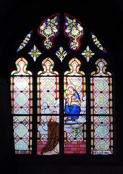 Målat glasfönster i kyrkan — Stockfoto