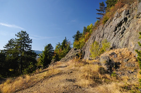 Paisaje otoñal, rocas en el casco antiguo de Banska Stiavnica, Eslovaquia Unesco — Foto de Stock