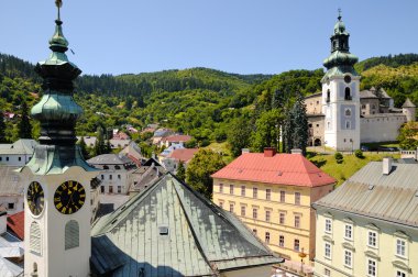 Banska stiavnica Belediye Binası ve eski kale arkasında