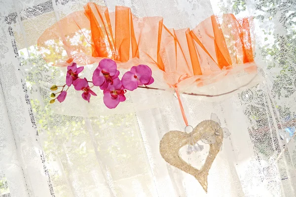 Bruiloft decoraties op het venster gordijn — Stockfoto