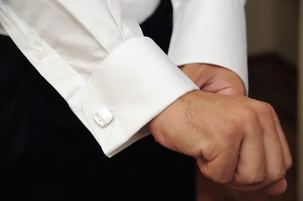 Ręce ślubu pary młodej, przygotowuje się w garnitur pana młodego — Zdjęcie stockowe