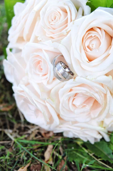 Bouquet da sposa e anelli d'oro — Foto Stock