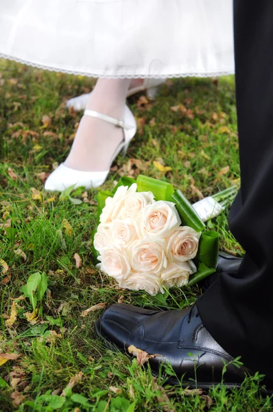 Bruids boeket rozen met de bruid en bruidegom — Stockfoto