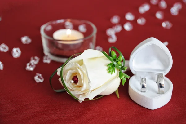 結婚式の装飾的な羽のバラと黄金の指輪 — ストック写真