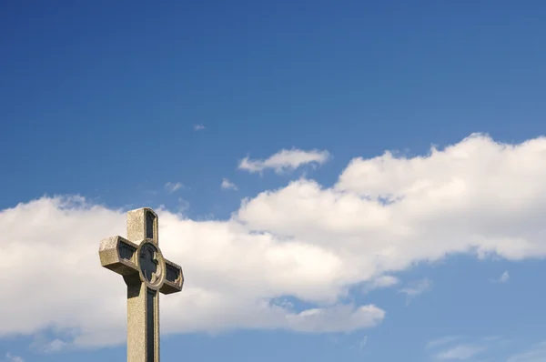 Σταυρός σε μπλε ουρανό με σύννεφα — Φωτογραφία Αρχείου