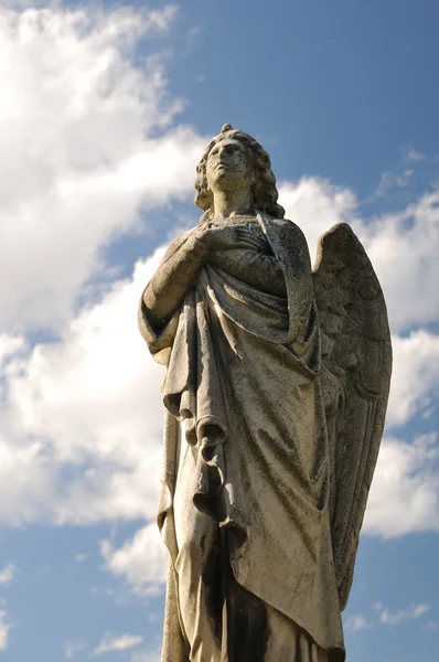 Standbeeld angel en blauwe hemel — Stockfoto