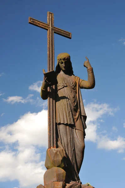 Figuur met een kruis op blauwe hemel in begraafplaats svitavy — Stockfoto