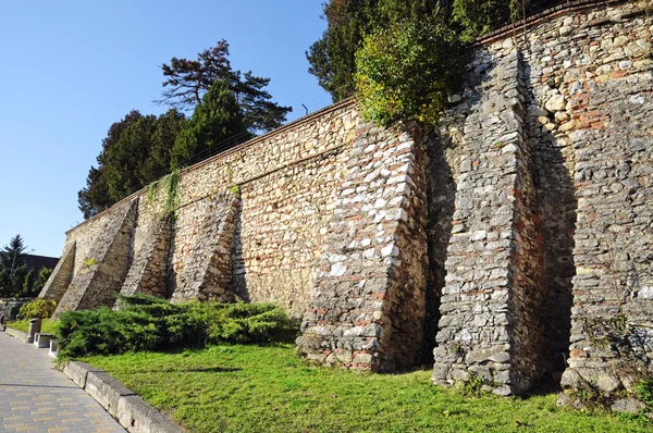 Stenen muur van de historische kerk in nove mesto nad vahom, Slowakije — Stockfoto