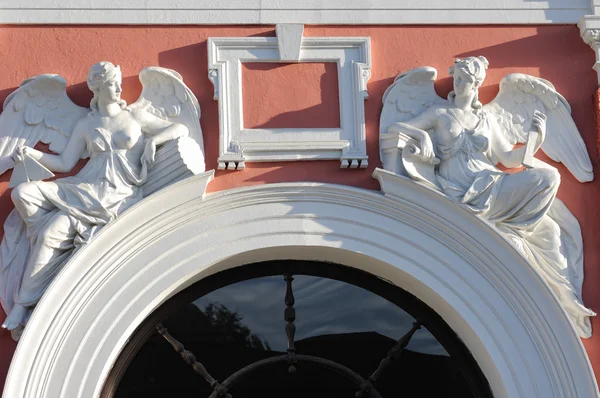 Окно украшено историческими зданиями Svitavy, Чехия — стоковое фото