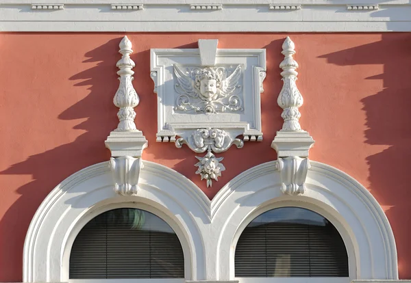 Windows zdobione zabytkowe budynki svitavy, Republika Czeska — Zdjęcie stockowe