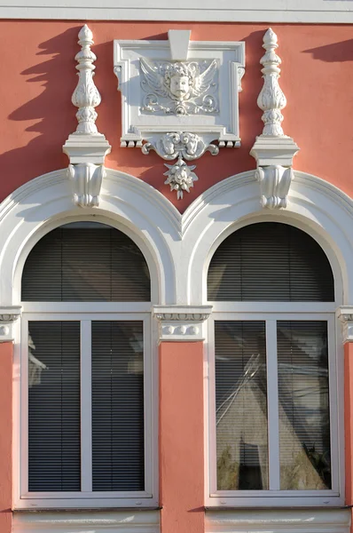 Windows zdobené historické budovy svitavy, Česká republika — Stock fotografie