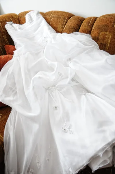 Свадебное платье готово к одеванию — стоковое фото