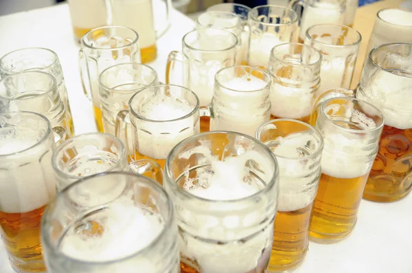 Rascunho de cerveja em copos — Fotografia de Stock