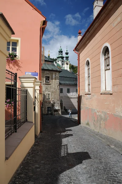 バンスカー stiavnica 背景の古い城の歴史的な通り — ストック写真
