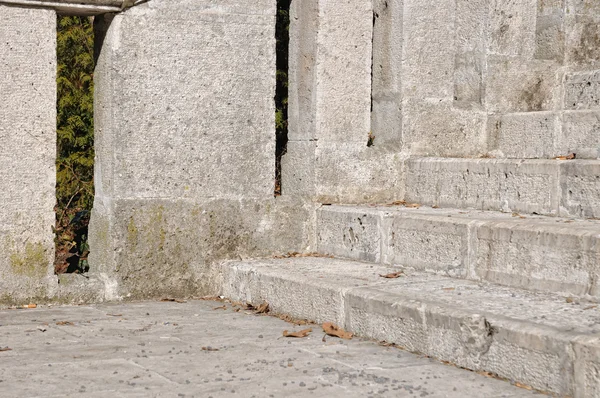 Каменные ступеньки с каменной балюстрадой — стоковое фото