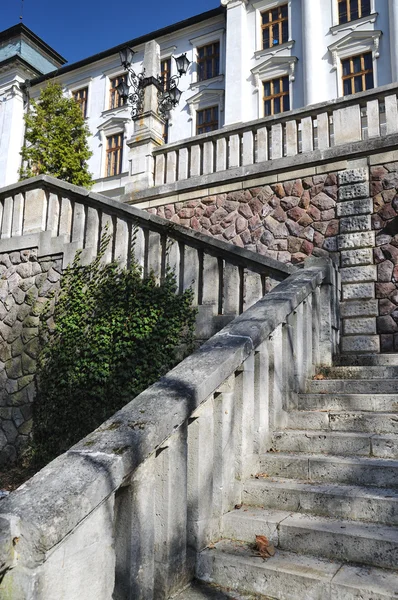 Historische stenen trap naar de middelbare school van chemische stof in banska stiavnica — Stockfoto