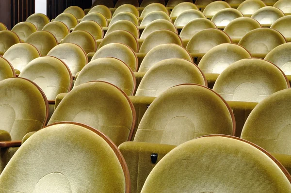 黄金软垫在电影院里的座位 — 图库照片