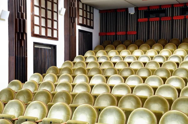Пустые места в кинотеатре перед показом полнометражного фильма — стоковое фото