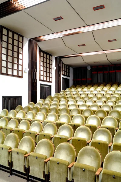 Assentos vazios no cinema antes da exibição do longa-metragem — Fotografia de Stock