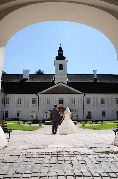 Wedding couple in the courtyard of the castle — Stock Photo, Image