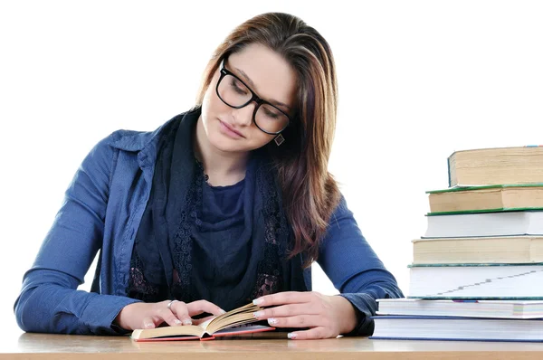 Studentin liest ein Buch am Tisch — Stockfoto