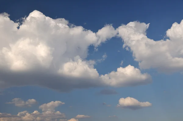 Nuvens no céu azul — Fotografia de Stock