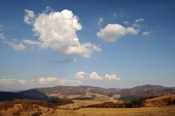 Podzimní krajina s modrou oblohu a cloud — Stock fotografie