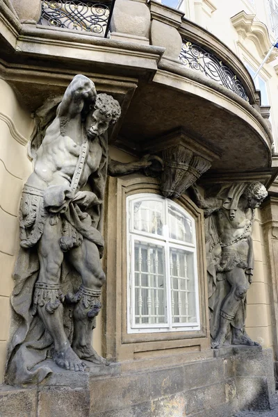 Fenêtre bâtiments historiques décorés Prague — Photo