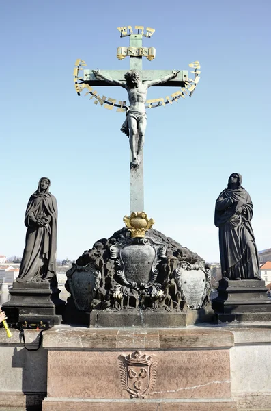 Статуя распятия XVII века с ивритской надписью в Карловом мосту Прага, Чехия — стоковое фото
